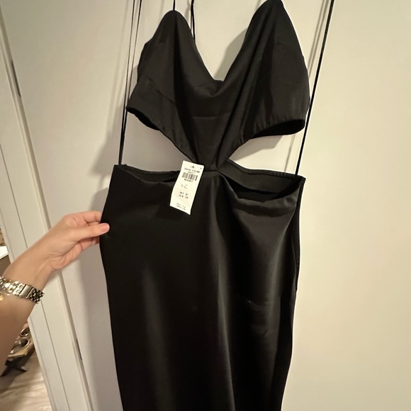 🎉Host Pick🎉 A&F petite black satin cut-out midi dress - Picture 2 of 11